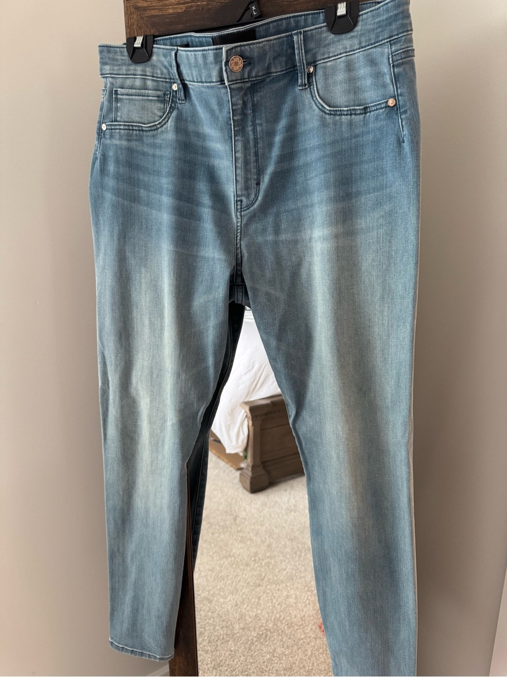 White House Black Market Women's Skinny Jeans in Light Blue Wash
